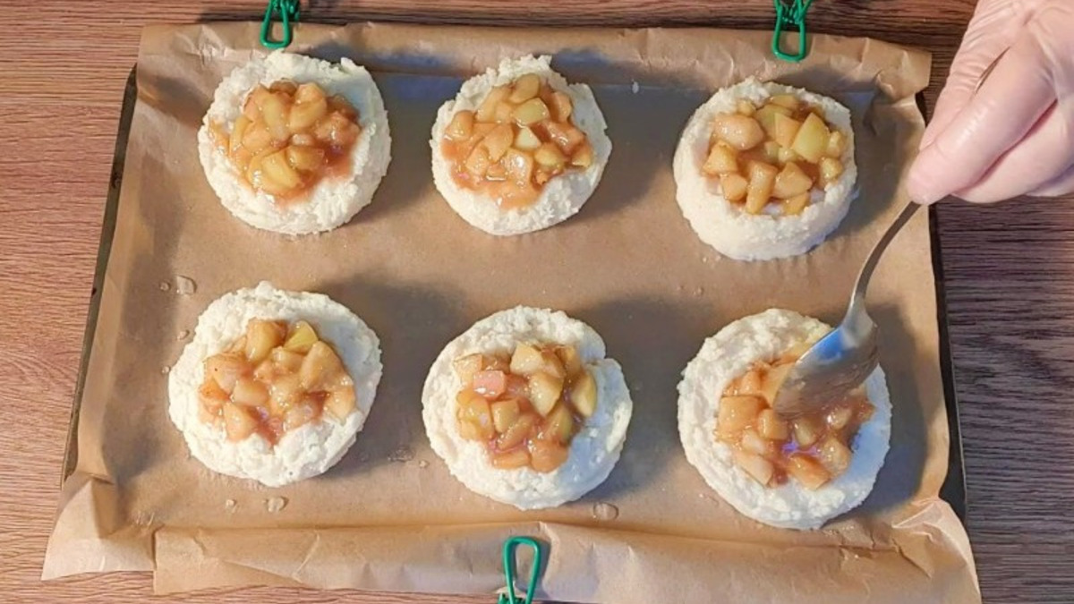 Разложите фрукты на пшенных кружочках. Край кружочков, можно смазать взбитым желтком (это по желанию). Поставьте противень в разогретую до 200 С духовку на 10-15 мин.