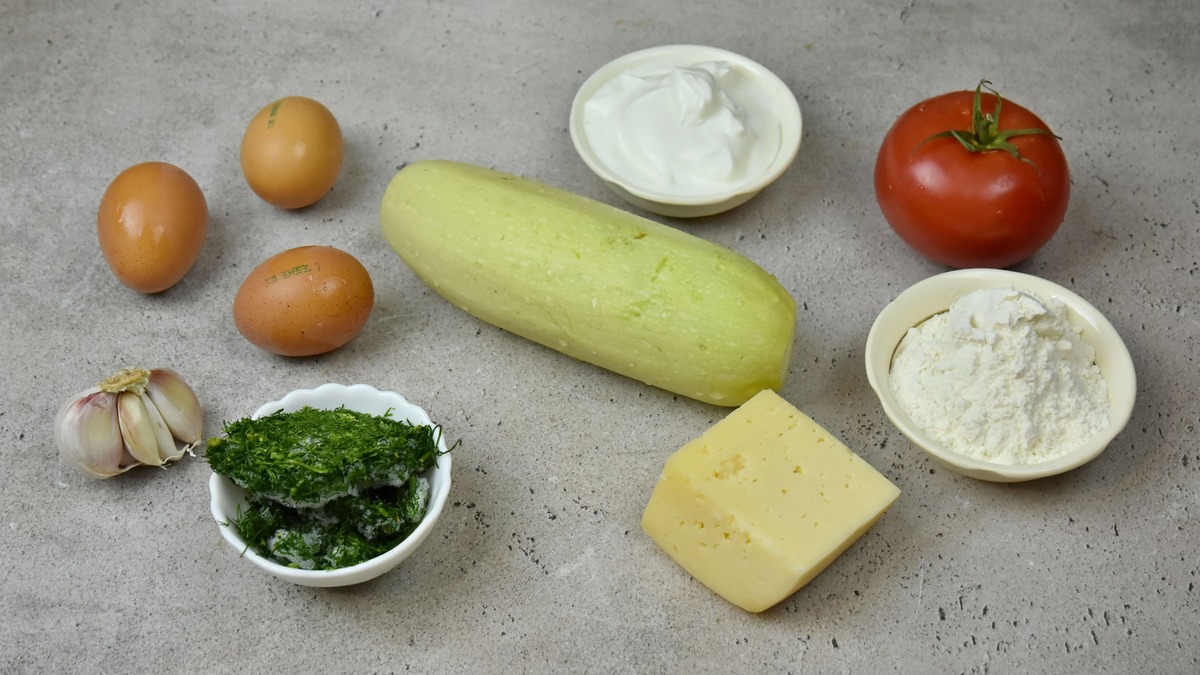 Подготовьте продукты для приготовления кабачкового торта. Кабачки можно взять как молоды так и зрелые. Зелень используйте любую на свой вкус мороженную или свежую.