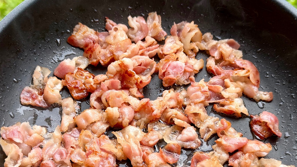 Бекон порежьте небольшими полосками и слегка обжарьте на сковородке без масла на среднем огне, но не пересушите. Выложите жареный бекон на бумажную салфетку, чтобы убрать лишний жир.