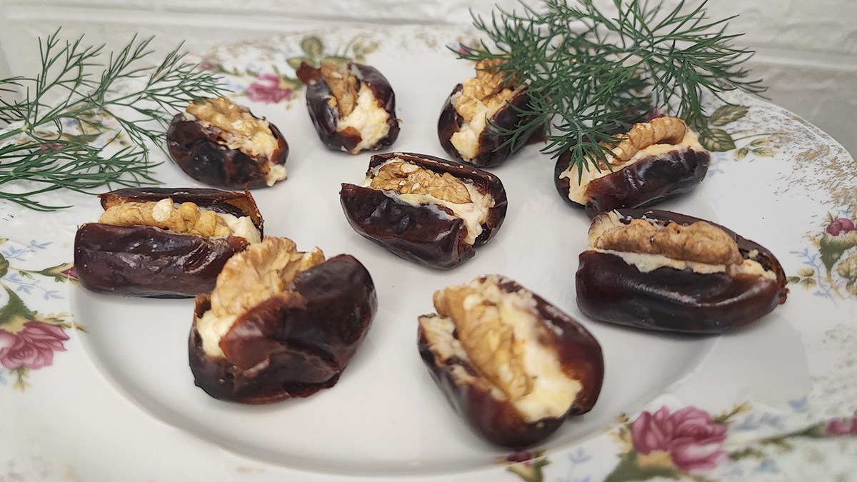Подавайте теплыми. Закуска удивляет необычным вкусом и сочетанием продуктов, что легко найти практически в любом ближайшем супермаркете.