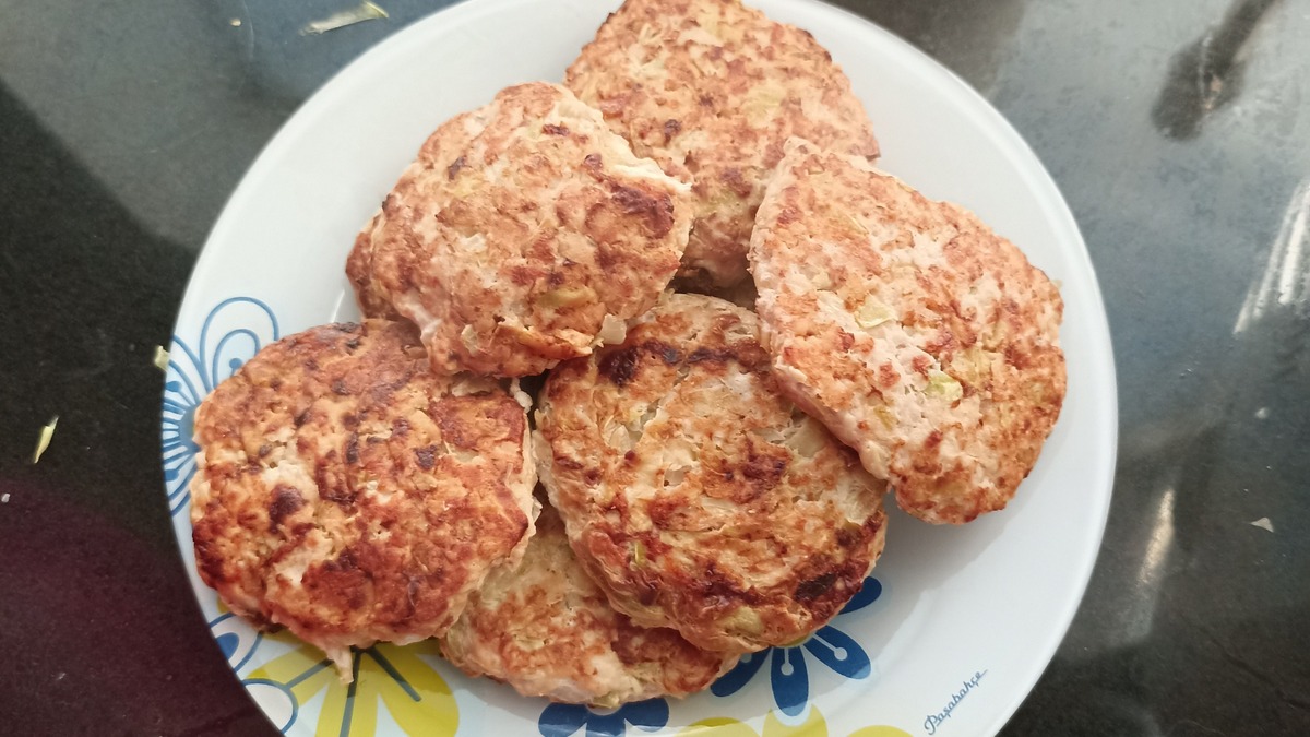 Выкладываем оладушки на тарелку и наслаждаемся нежным вкусом. Можно подавать как самостоятельное блюдо, так и с гарниром. Отлично подойдёт как для детей так и для взрослых.
