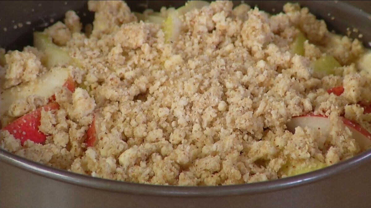 Посыпать груши орехово-масляной крошкой и выпекать в разогретой духовке 45 минут.
