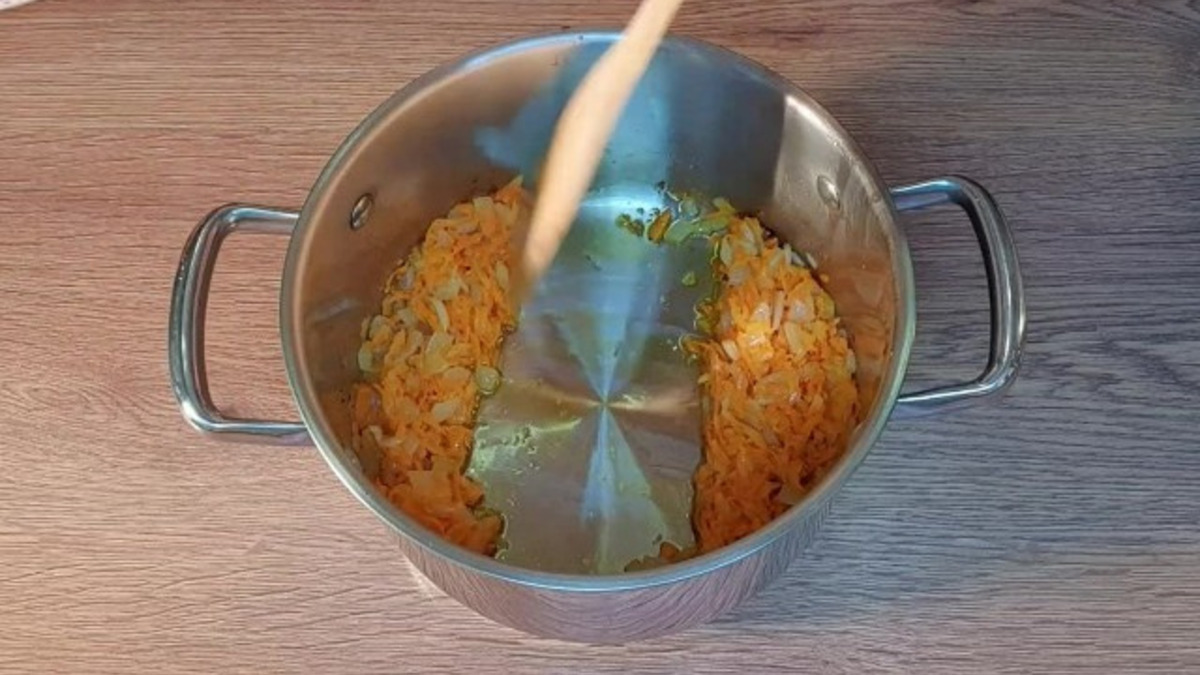 Отделяем 0,5 часть пассеровки и перекладываем в миску.