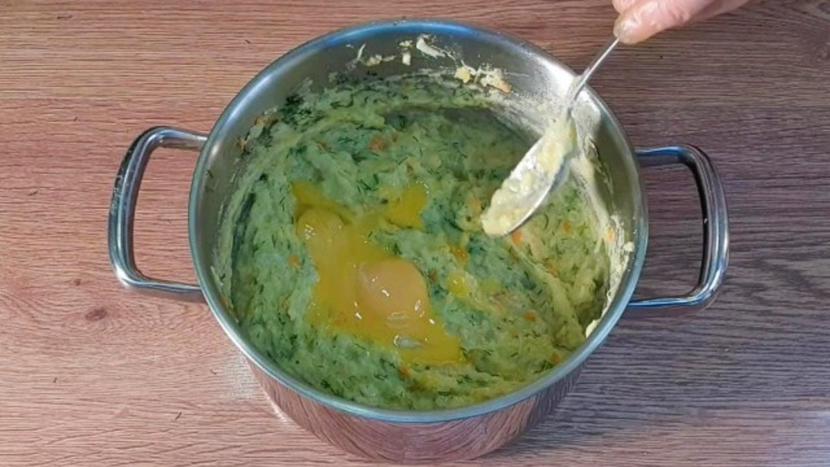 Вбиваем в массу одно куриное яйцо.