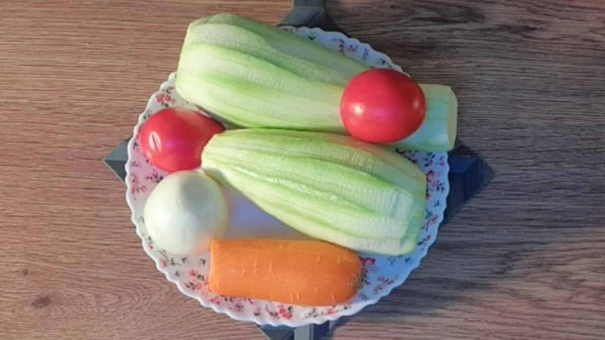 Овощи промываем и очищаем от шкурки.