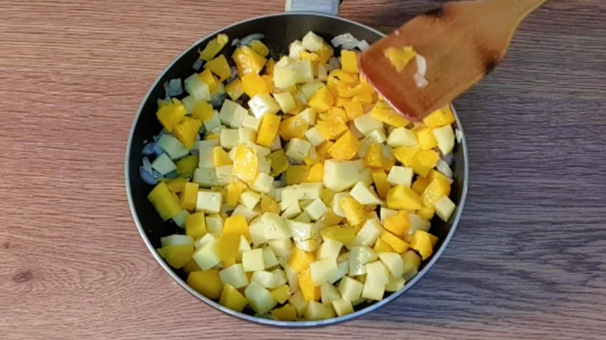 Затем добавляем тыкву, картофель и по вкусу специи, жарим до полуготовности, минут 5.