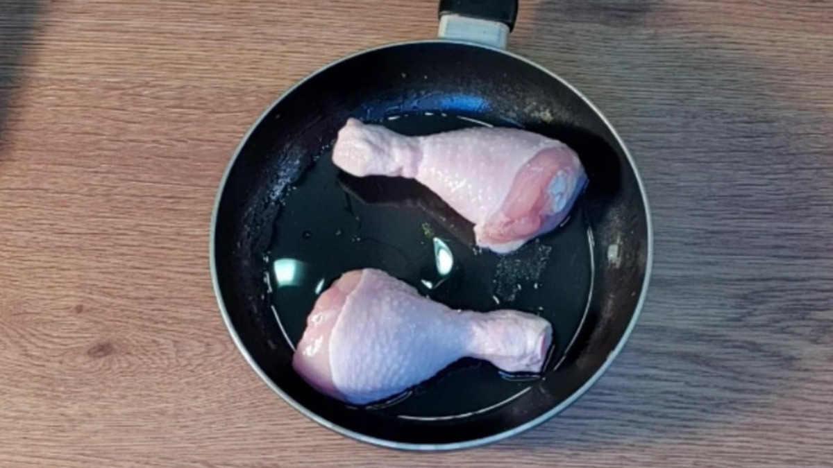 Куриные голени солим и перчим. В сковороде, где жарились овощи, на сильном огне, обжариваем куриные голени с 2 сторон, но не до готовности.