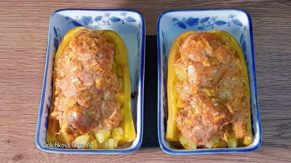 Готовые лодочки из тыквы с овощами и куриной ножкой подаем к столу горячими и посыпаем измельченной зеленью.