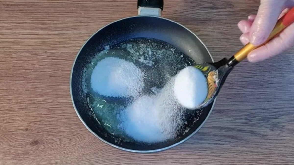 Растапливаем сливочное масло (20 г) и всыпаем сахарный песок (2 ст.л.).