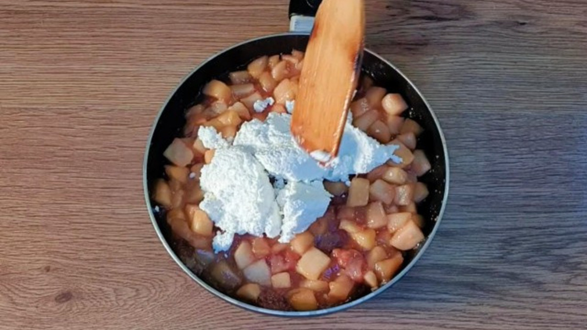 Смешиваем фрукты с творогом (150 гр). Можно добавить сахар, пробуйте на вкус.