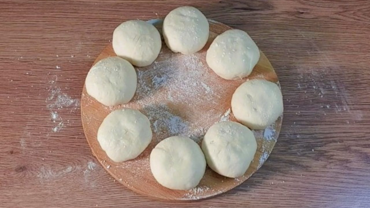 Кусочки теста округляем и накрываем.
