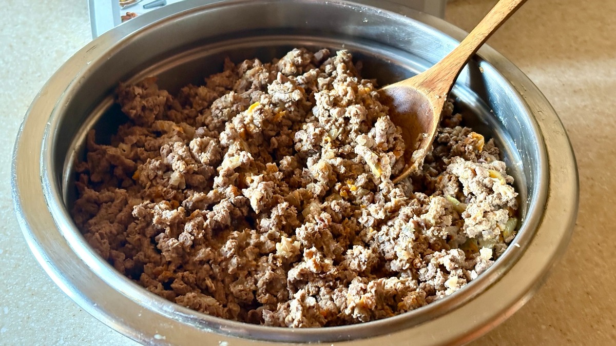 Отваренные потрошки вместе с овоами пропустите через мясорубку. Попробуйте на вкус. При необходимости досолите, добавьте молотый перец. Если фарш вам показался густоватым, добавьте пару ст л кипячёной воды.