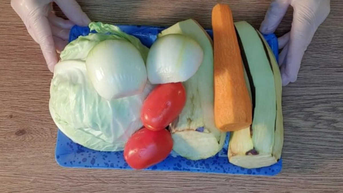 Овощи очищаем и нарезаем: лук - полукольцами, капусту - тонко шинкуем, помидоры и баклажаны - кубиком, морковь трем на крупной терке.