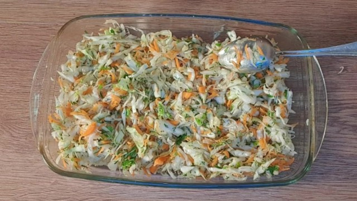 Выкладываем капустную смесь.