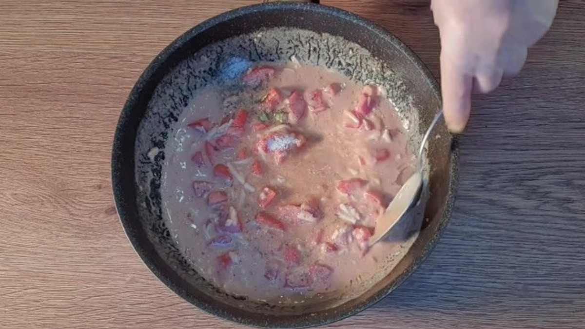Приготовим густой соус. Смешиваем сметану (1 ст.л.), томатную пасту (1 ст.л.), масло растительное (1 ст.л.), тертый сыр (100 г), помидоры (2 шт) и воду (100 мл). Солим и перчим.