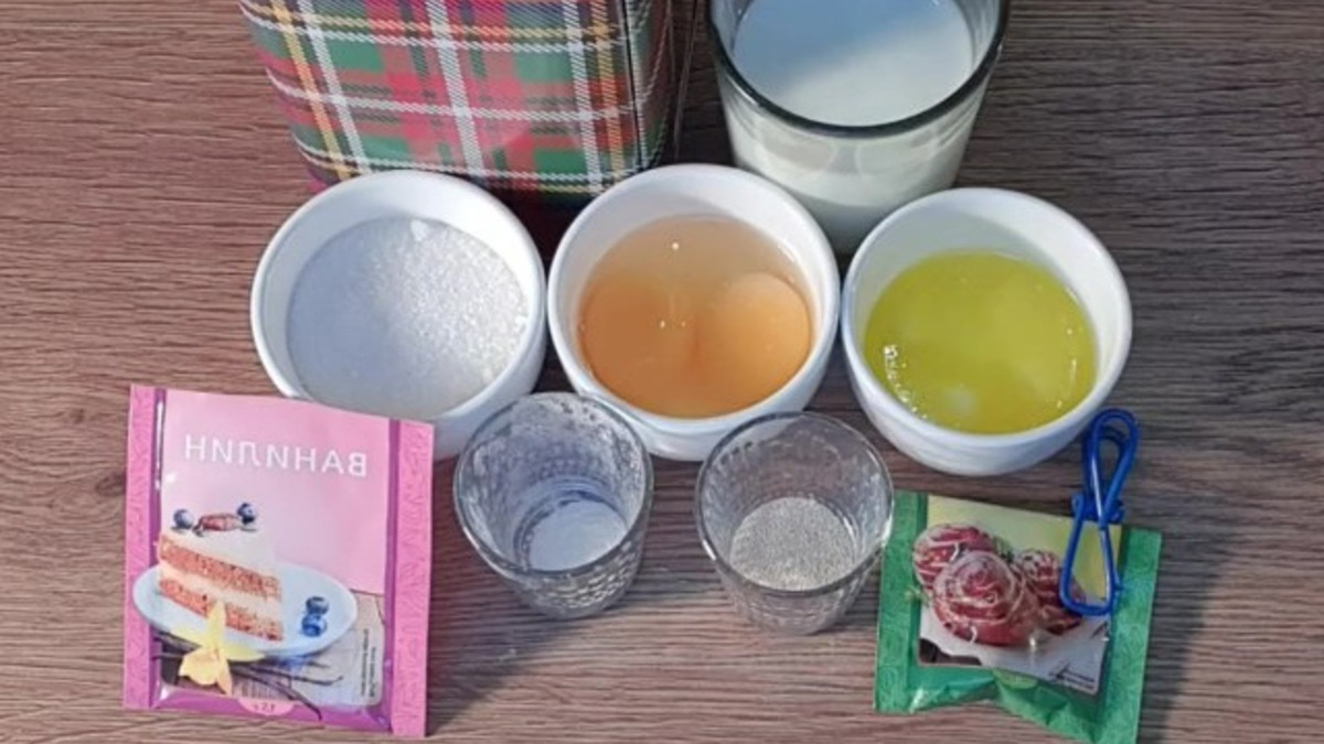 Подготовим продукты для теста. Сливочное масло растапливаем и охлаждаем.