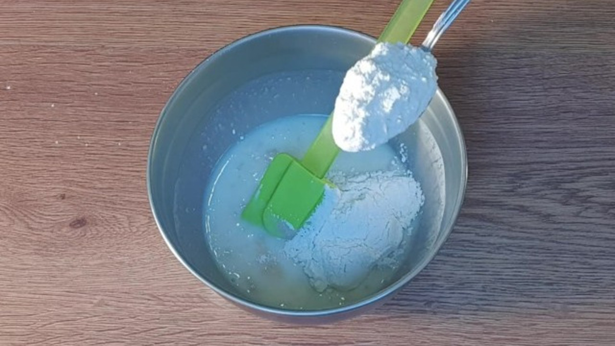 Вливаем в миску теплый кефир (160 мл). Всыпаем сахарный песок (60 г) и сухие дрожжи (1 ч. л.). Всыпаем муку 3 ст. л. от общего кол-ва. Перемешиваем, накрываем миску и ставим в теплое место до появления пенной шапочки, минут на 20-30.