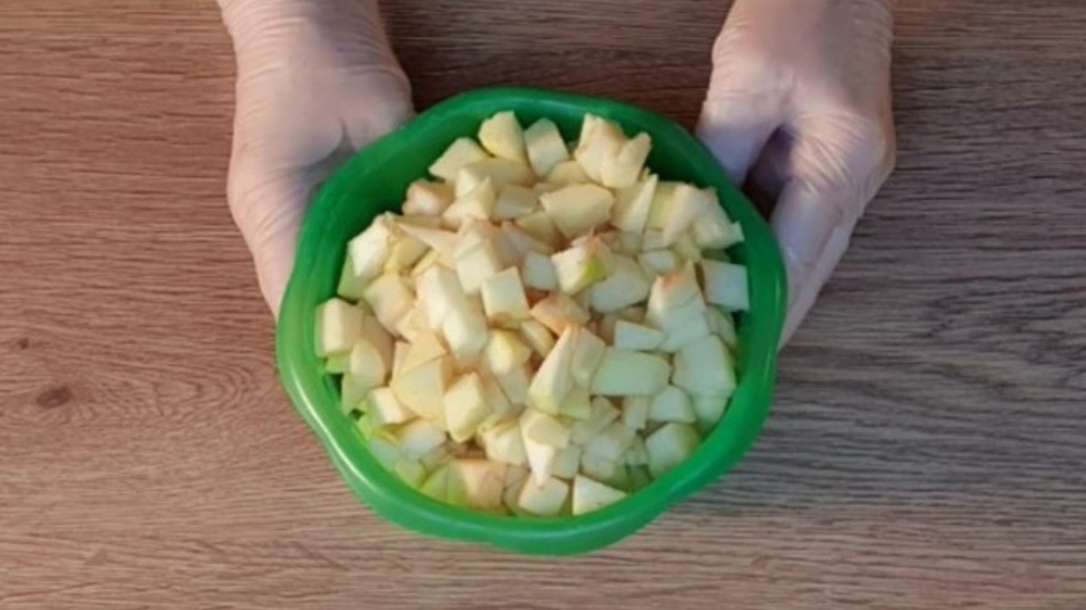 Яблоки (4 шт. крупные), очищаем и нарезаем небольшими кубиками.