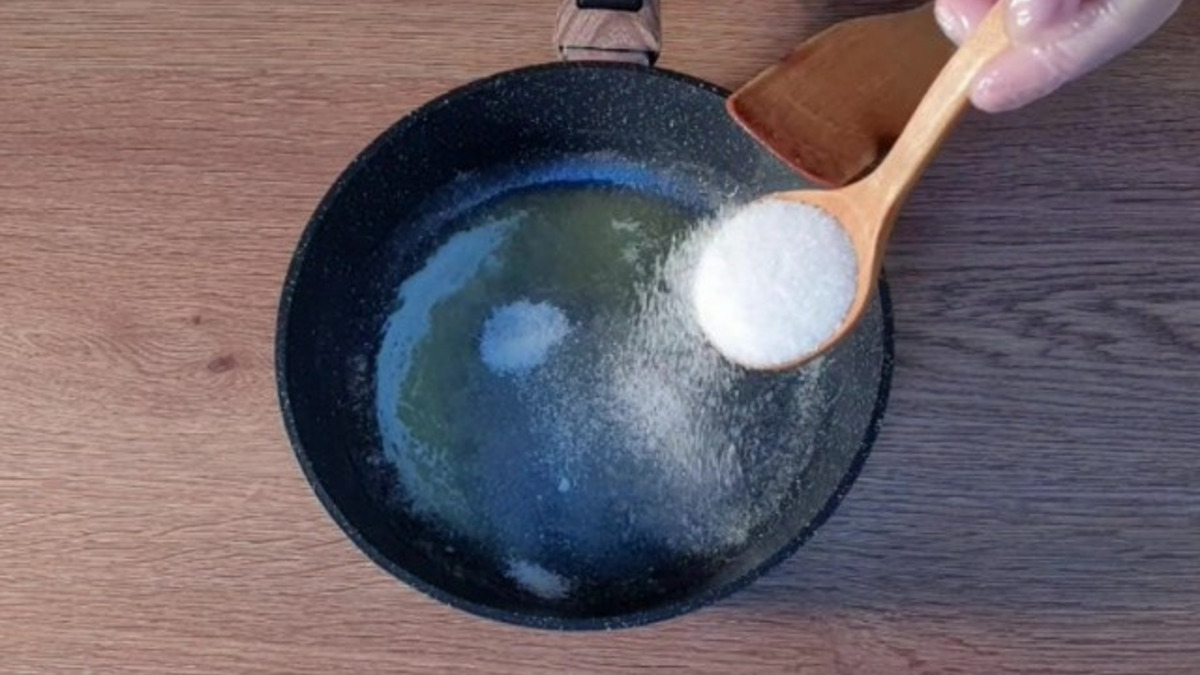 Растапливаем сливочное масло (2 ст. л.). Всыпаем сахар 3 ст. л., перемешиваем.