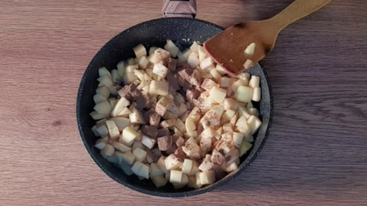 Перекладываем дольки яблок. Посыпаем молотой корицей (1 ч. л.) и перемешиваем до выделения сока.