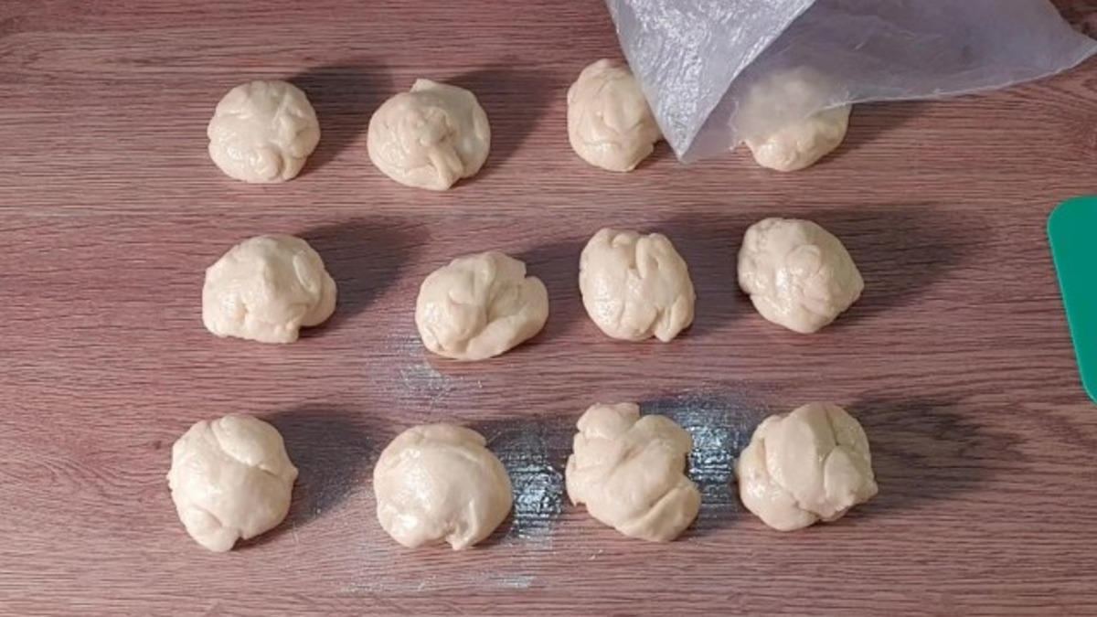 Тесто расстоялось, делим на 12 кусочков, накрываем и оставляем на 10-15 минут.