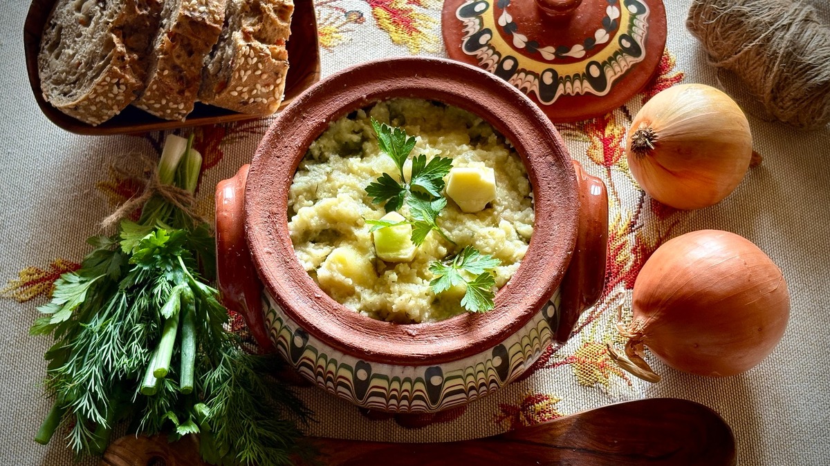 Каша получается неоднородная, с кусочками картофеля, нежная, сливочная, шелковистая. Подавайте как гарнир или же как самостоятельное блюдо. Очень рекомендую приготовить. Приятного вам аппетита!