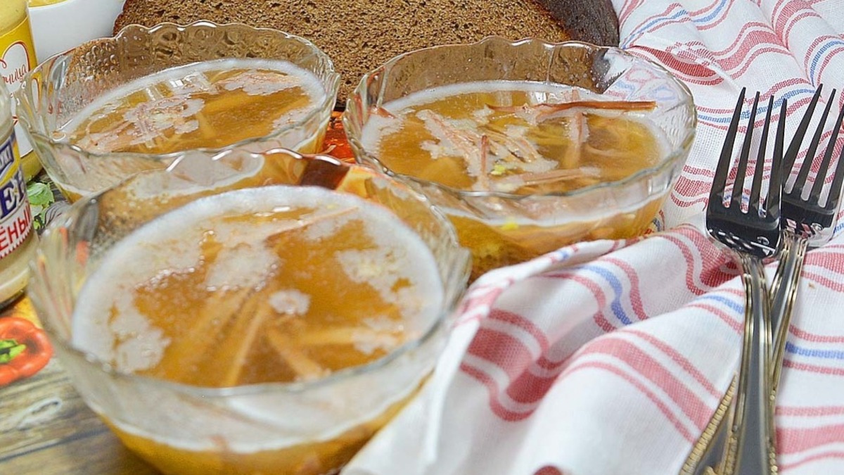 5. Мясо достать, остудить, разобрать на волокна, убрать кости и лишний жир. 6. Чеснок мелко порубить. 7. В лотки разложить мясо, добавить чеснок, залить процеженным бульоном. 8. Сначала остудить при комнатной температуре, потом убрать в холод на ночь ( помню как я помогала бабушке на балконный подоконник их выставлять )