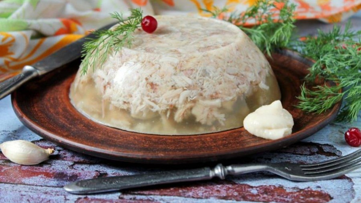 9. Готовый холодец аккуратно нужно вынуть из формы: для этого опустите дно ёмкости в тёплую воду на 10&ndash;15 секунд, затем накройте тарелкой и быстро переверните. Нарежьте порционными кусочками, празднично украсьте и подавайте с традиционными добавками &mdash; хреном, горчицей и обязательно с чёрным хлебом. Приятного аппетита!