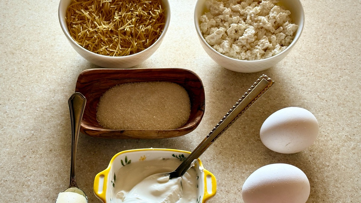 Подготовьте необходимые продукты. Из макаронных изделий лучше использовать яичную вермишель (лапшу). Но как вариант -можно использовать и другие мелкие макаронные изделия. Творог подойдёт любой жирности, желательно мягкий. Если творог неоднородный, крупинчатый, то предварительное его лучше протереть через сито или взбить блендером (далее в шаге 3).