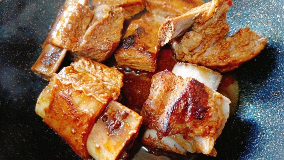 Говяжьи ребра обмазать приправой для мяса, посолить и оставить пропитаться на пару часов. Затем обжарить их на хорошо разогретой сковороде до румяности.