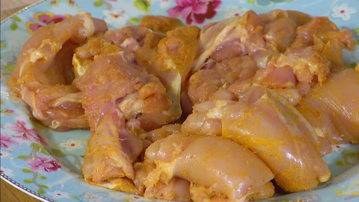 Куриные бедрышки посыпать сухим чесноком, паприкой, куркумой и сванской солью, поперчить, посолить и все перемешать.