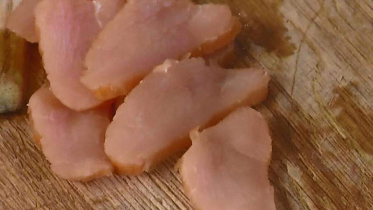 Индейку нарезать тонкими кусочками.