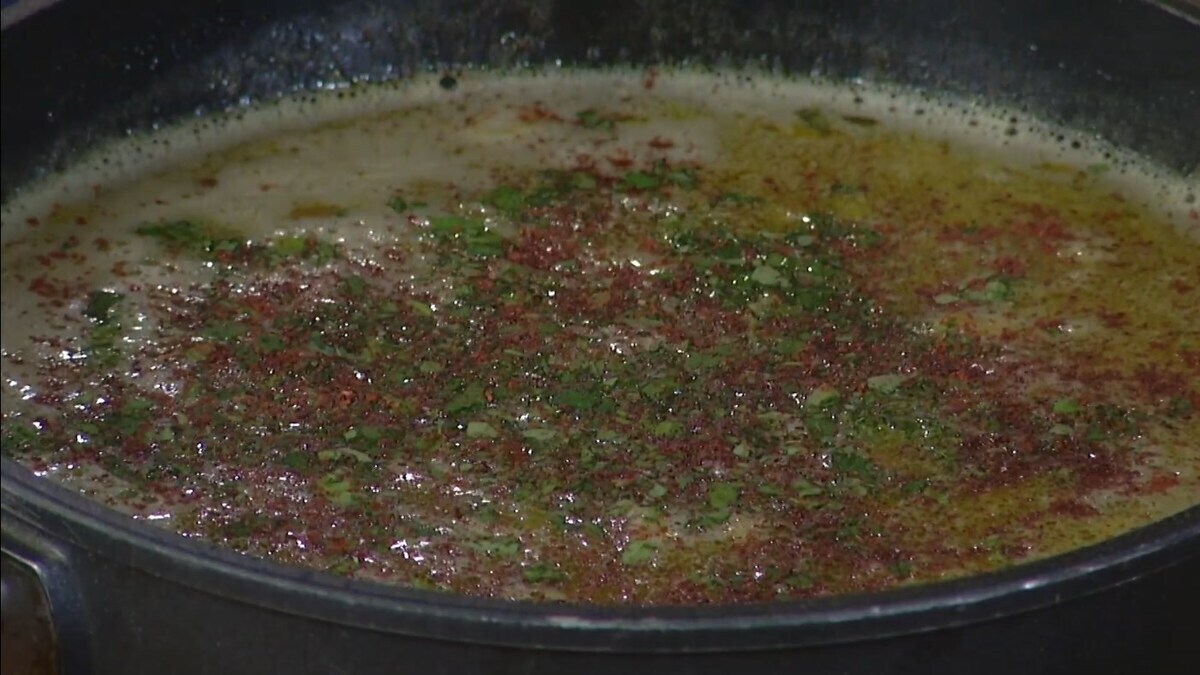 Готовую похлебку посыпать сумахом и нарезанной зеленью.