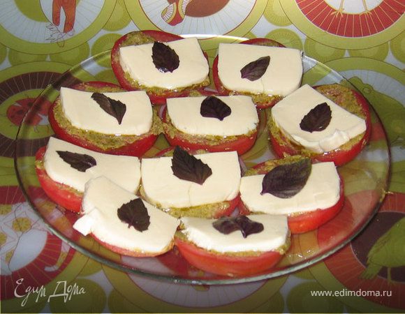 Помидоры с моцареллой и песто