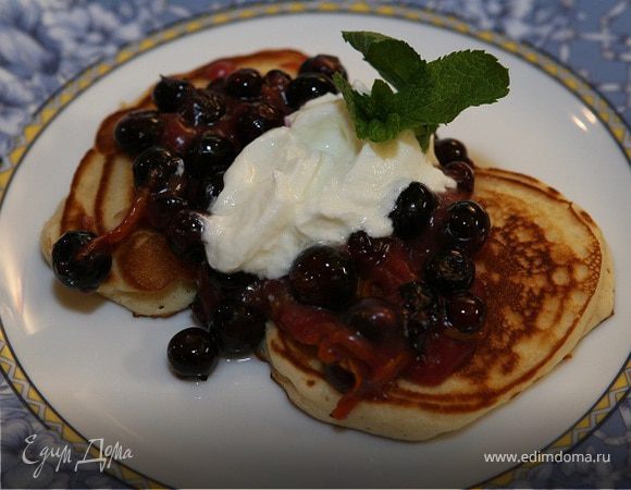 Сладкие оладушки с ягодами и йогуртом