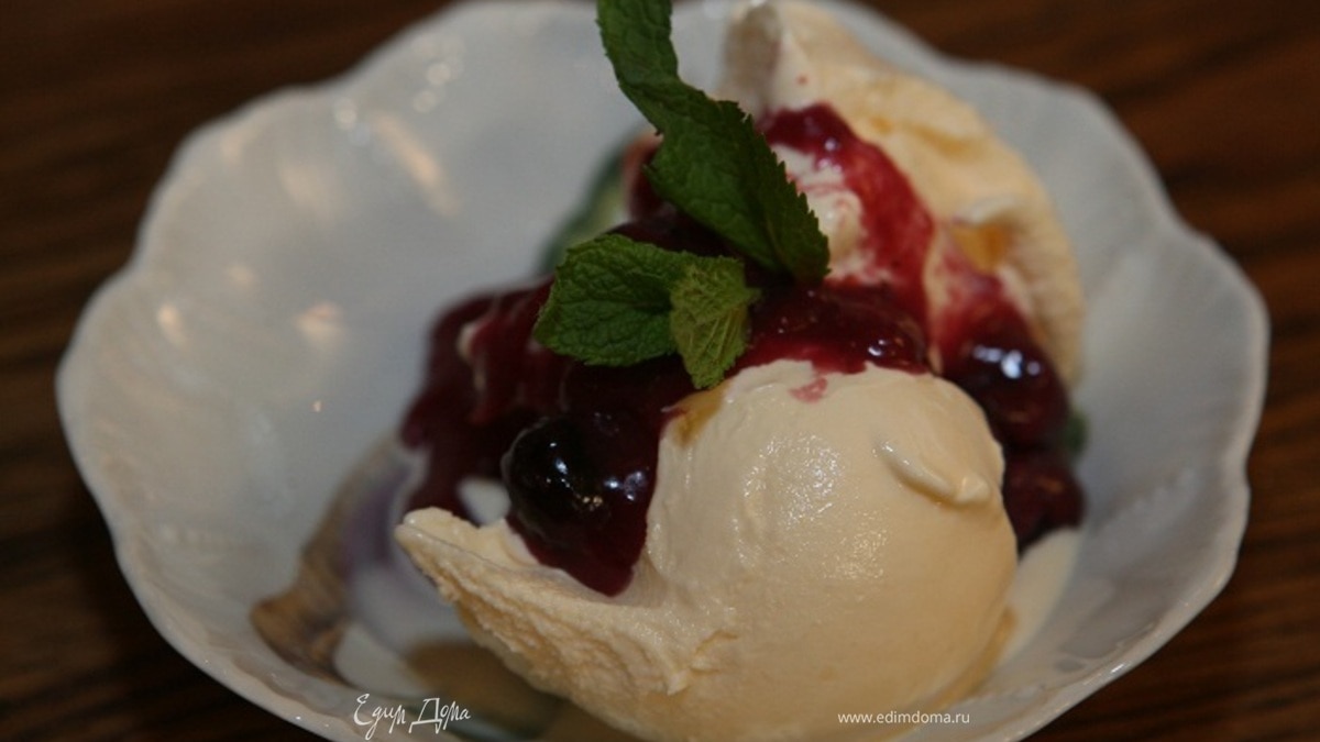 Мороженое из козьего йогурта с ягодным соусом