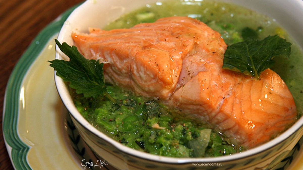 Семга с супом-пюре из зеленого горошка