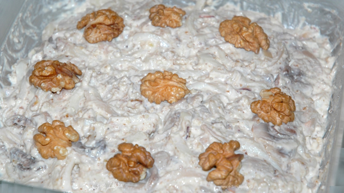 Салат из кальмаров с плавленным сыром и грибами