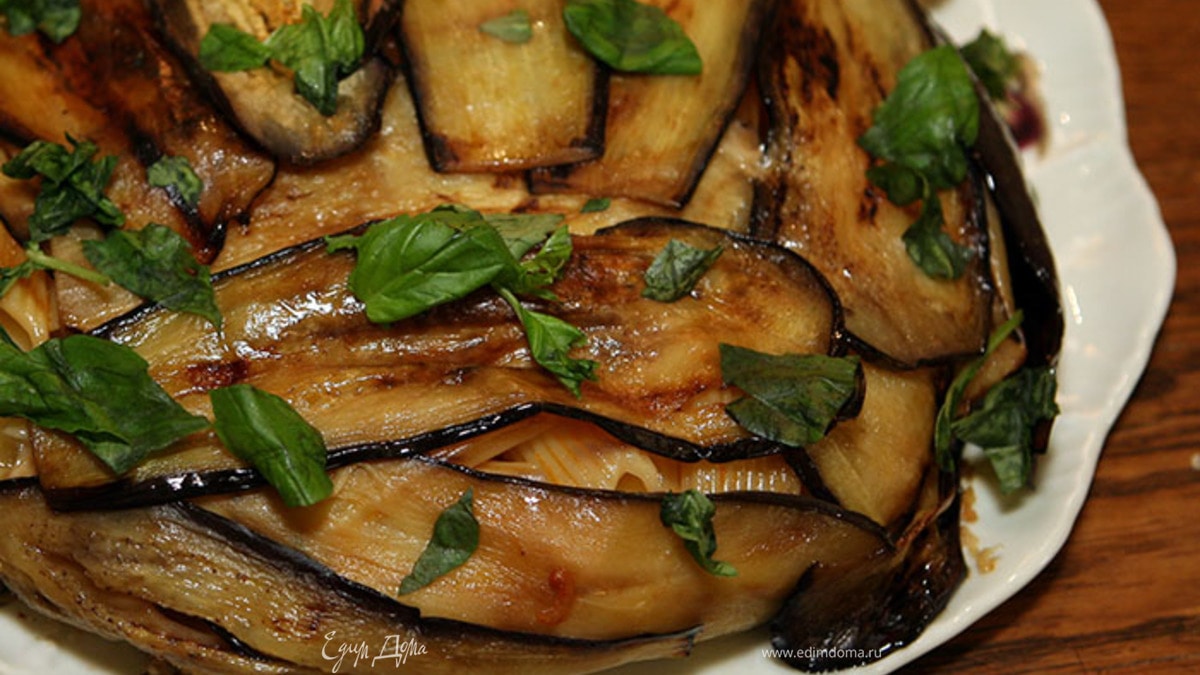 Пирог из пенне с баклажанами