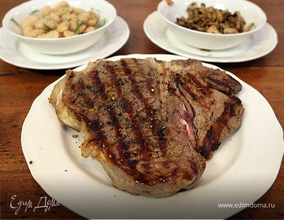 Бифштекс с фасолью и жареными грибами