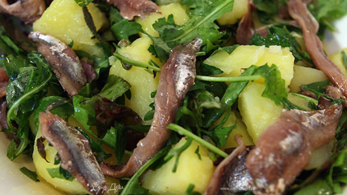 Теплый салат из картофеля, руколы и анчоусов