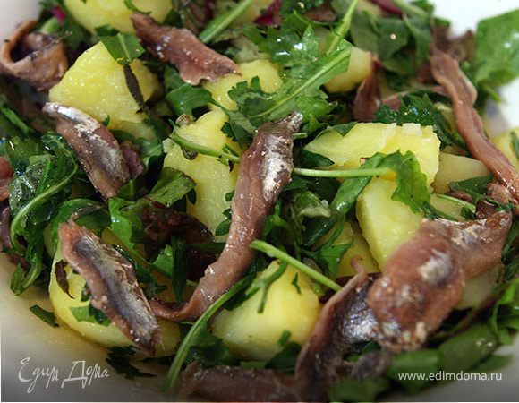 Теплый салат из картофеля, руколы и анчоусов Теплый салат из картофеля, руколы и анчоусов