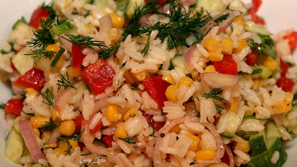 Рисовый салат с огурцами и сладкой кукурузой
