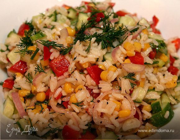 Рисовый салат с огурцами и сладкой кукурузой