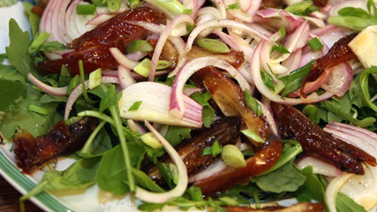 Салат из сладкого лука с финиками 