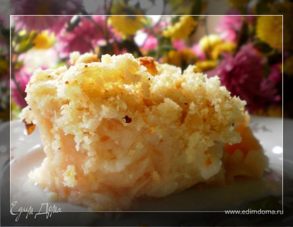 Простой яблочный пудинг с крошкой