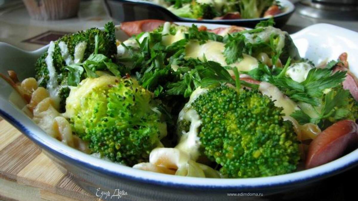 Фузилли с венскими сосисками и брокколи