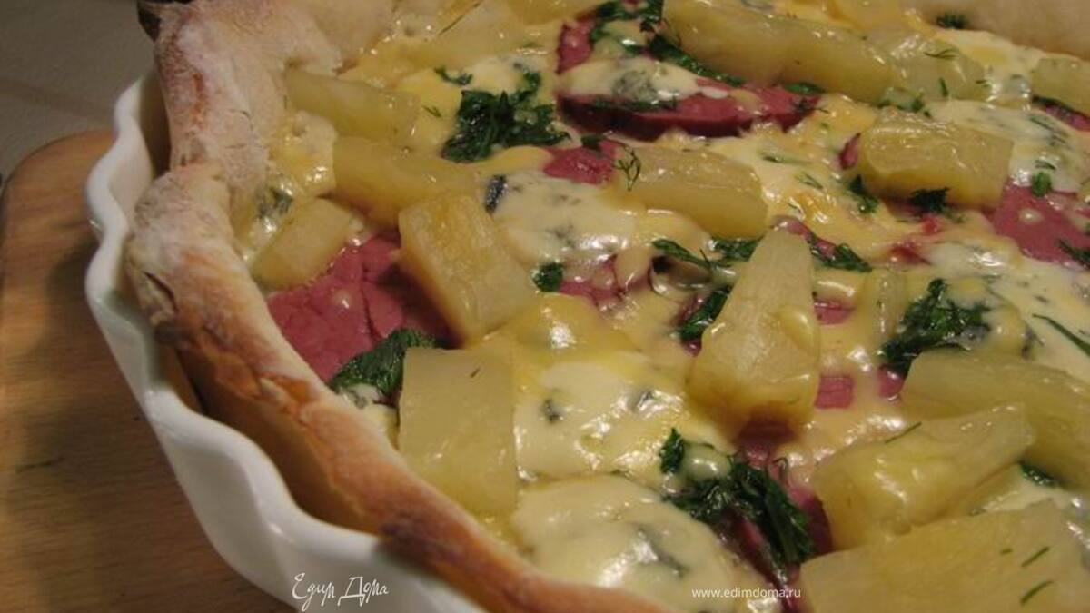 Пицца с голубым сыром и ананасами