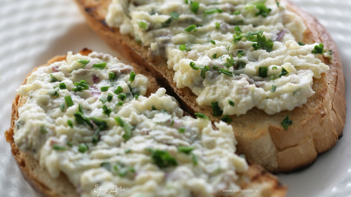 Гренки с селедочным маслом