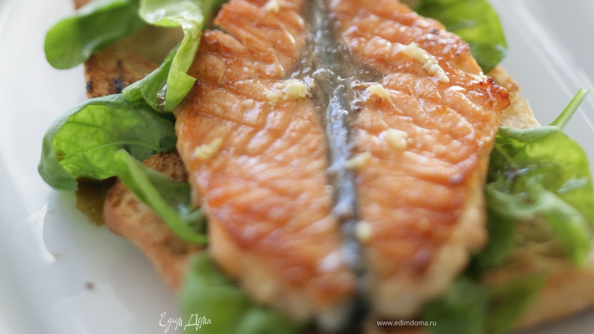 Маринованная семга на гриле с хлебом и салатом